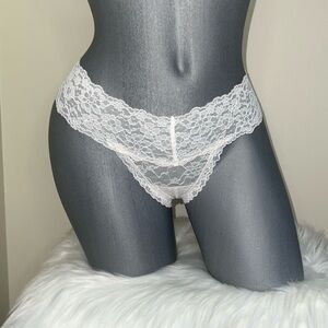 VICTORIAS SECRET POSEY LACE THONG PANTY UNDERWEAR. NWT